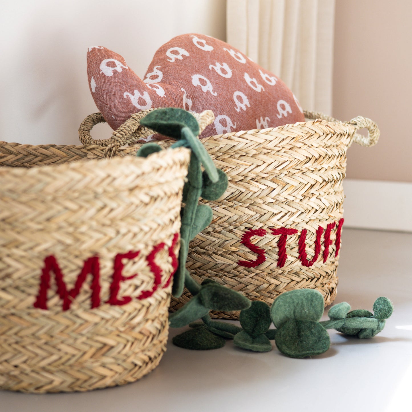 KidsDepot mandenset ‘Messy & Stuff’ – set van 2 opbergmanden van zeegras | Speels & natuurlijk design