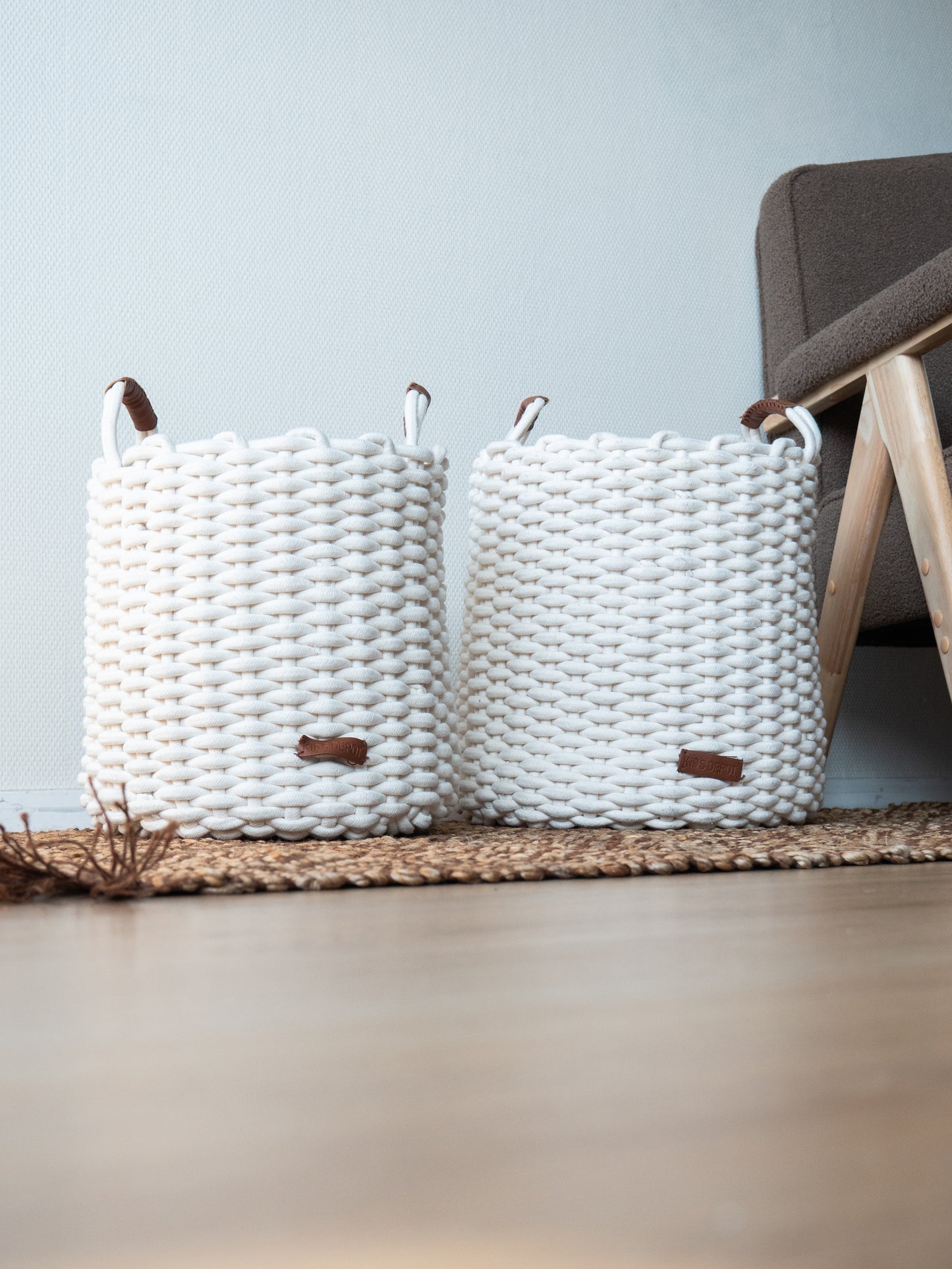 KidsDepot Korbo mandenset L – set van 2 grote katoenen opbergmanden met handvatten | Wit & leerlook details