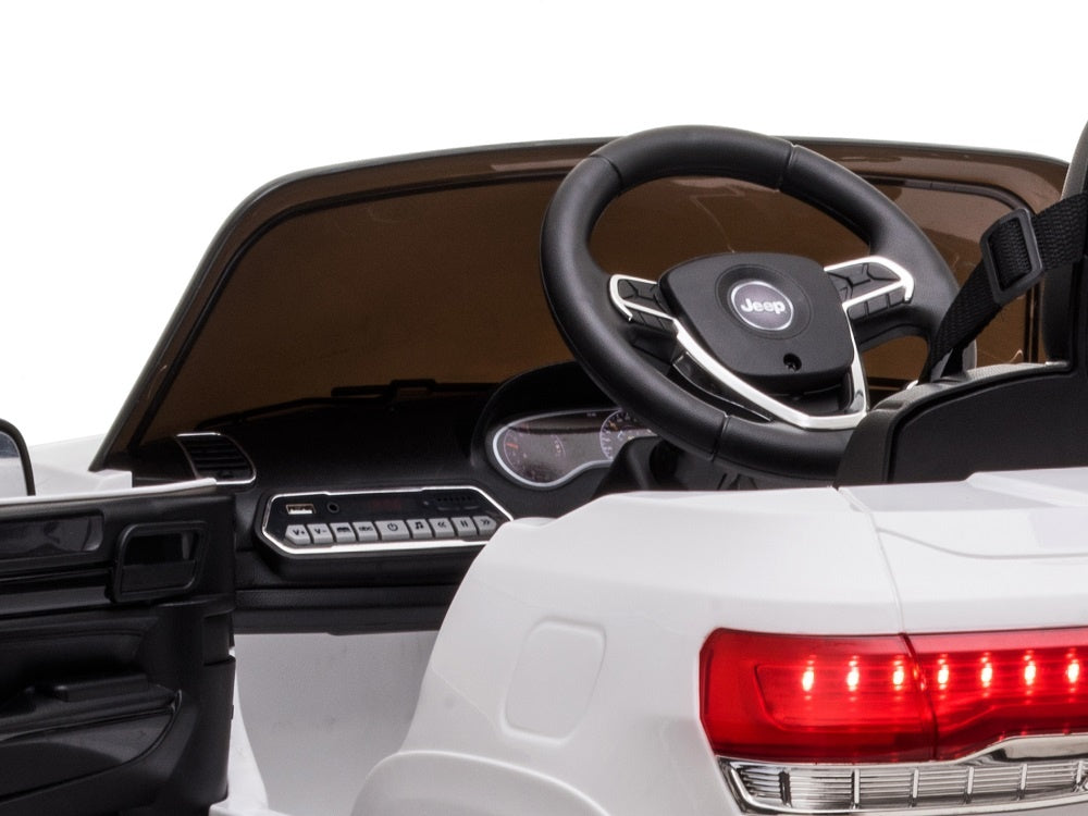 Jeep Grand Cherokee 12V elektrische kinderauto (wit) – leder zitje, rubberen banden & 2.4G afstandsbediening | Kiddoplay