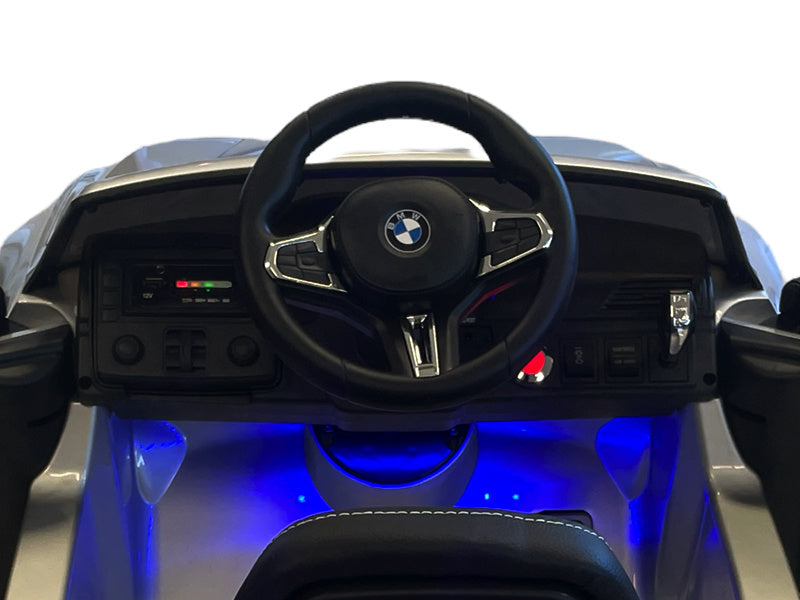 BMW M5 24V elektrische kinderauto – leder zitje, rubberen banden & 7 km/u | Kiddoplay