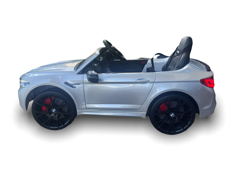 BMW M5 24V elektrische kinderauto – leder zitje, rubberen banden & 7 km/u | Kiddoplay