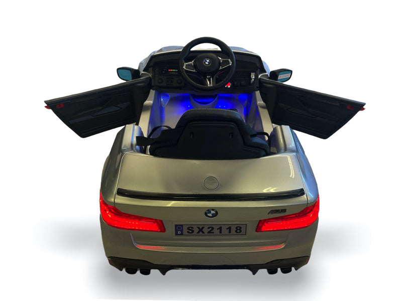 BMW M5 24V elektrische kinderauto – leder zitje, rubberen banden & 7 km/u | Kiddoplay