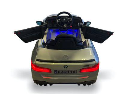BMW M5 24V elektrische kinderauto – leder zitje, rubberen banden & 7 km/u | Kiddoplay