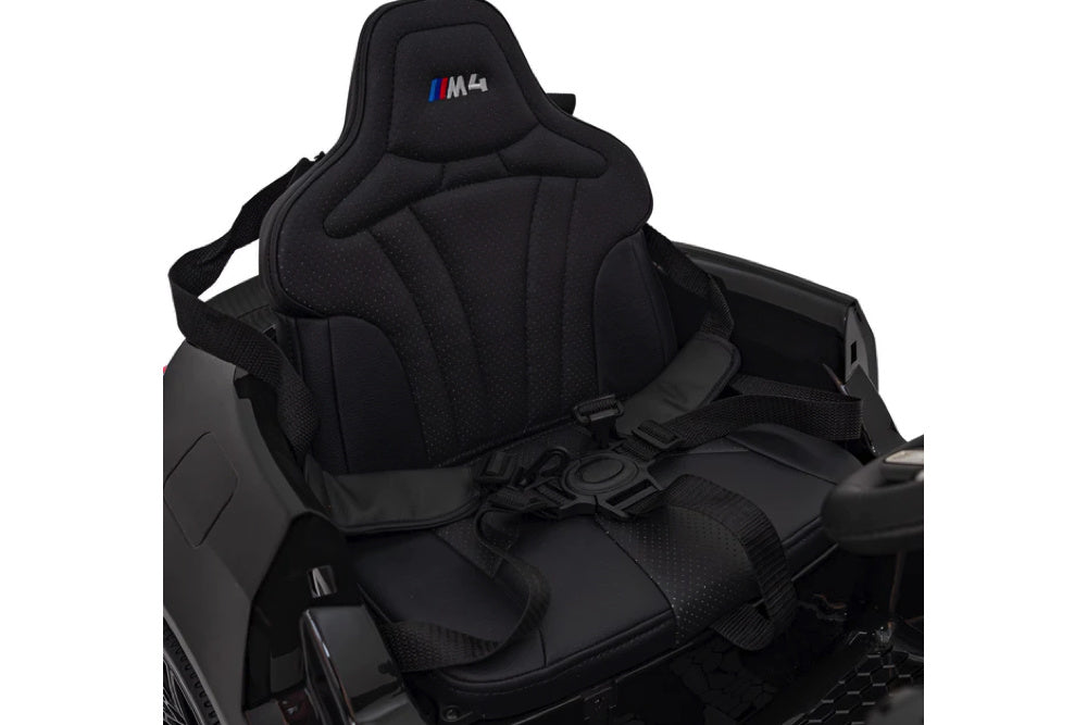 BMW M4 12V kinderauto – luxe elektrische sportwagen met rubberen banden, leren zitje & afstandsbediening | Kiddoplay