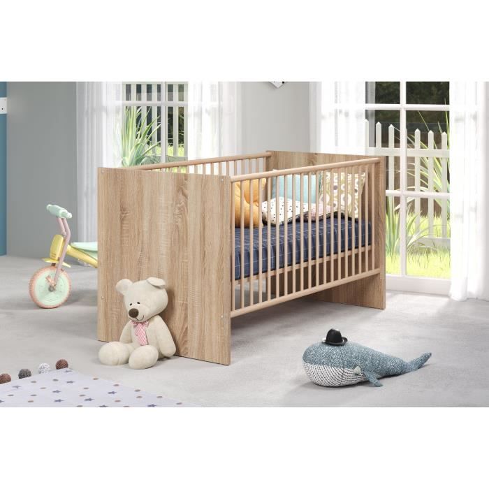 Natuurlijke babykamer in eikenlook