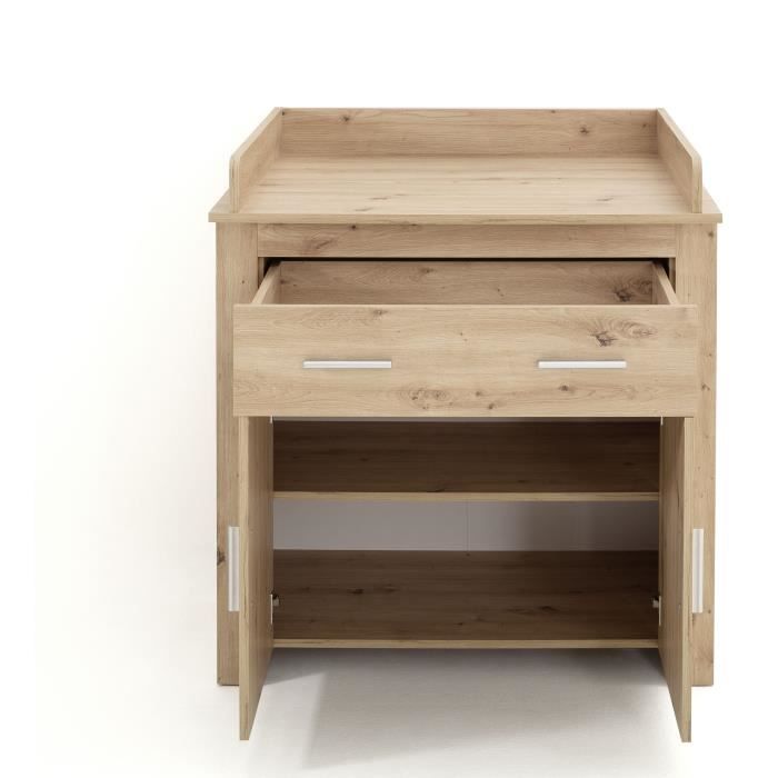 Landelijke babykamer met warme houtkleur