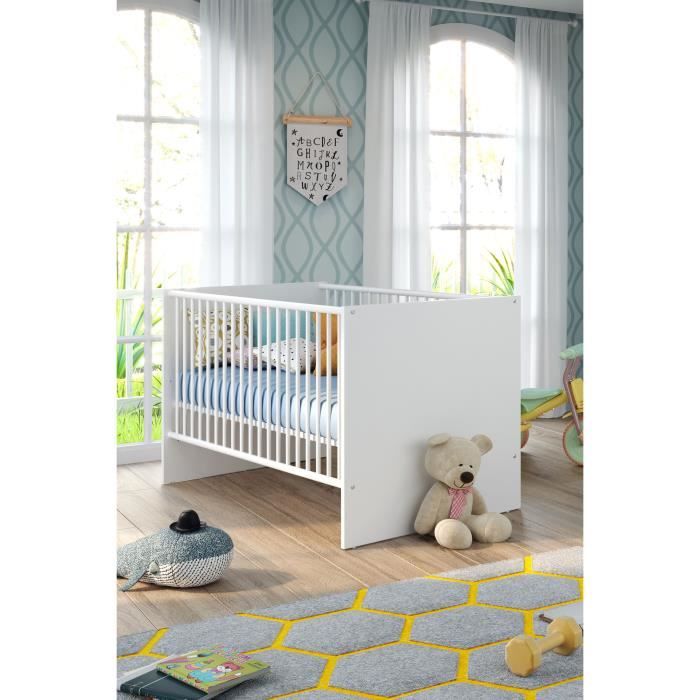 Moderne witte babykamer met Scandinavisch design